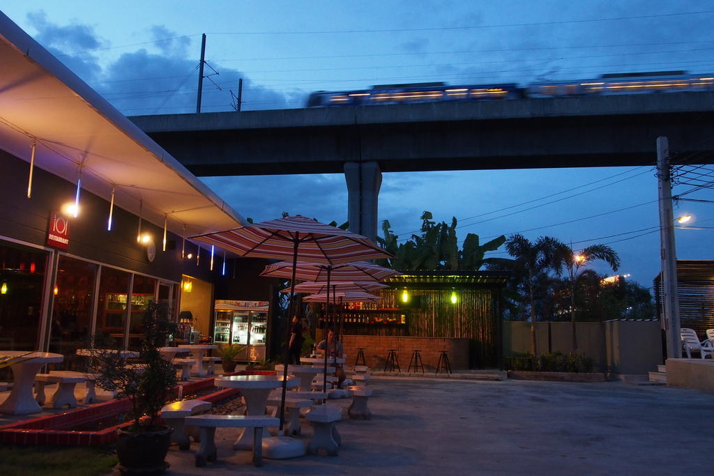 Nest Boutique Resort Bangkok Exterior photo
